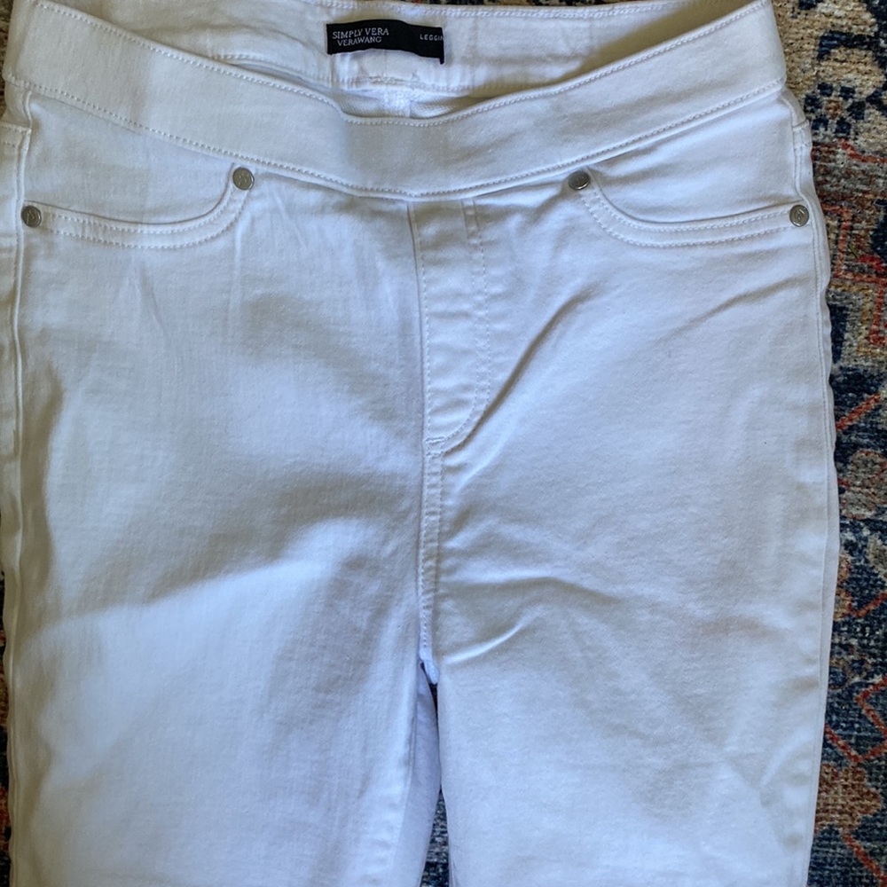 Vera Wang white jeans, Like new condition!! So cute!